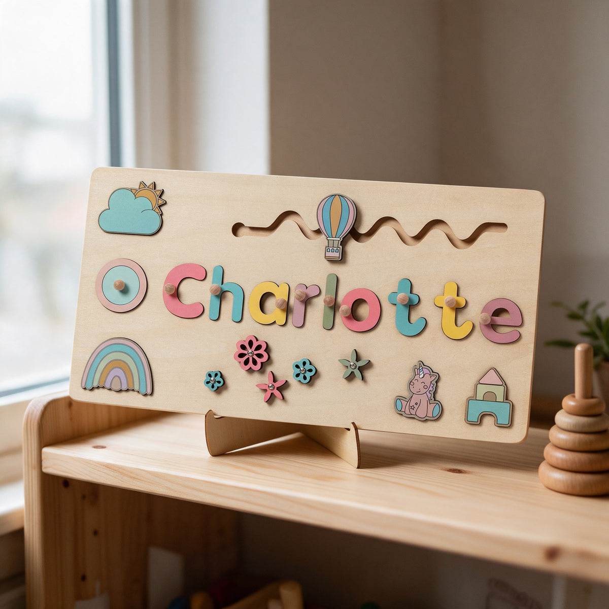 Toddlers Name Puzzle, tema Blossoms, på en hylla i ett barnrum